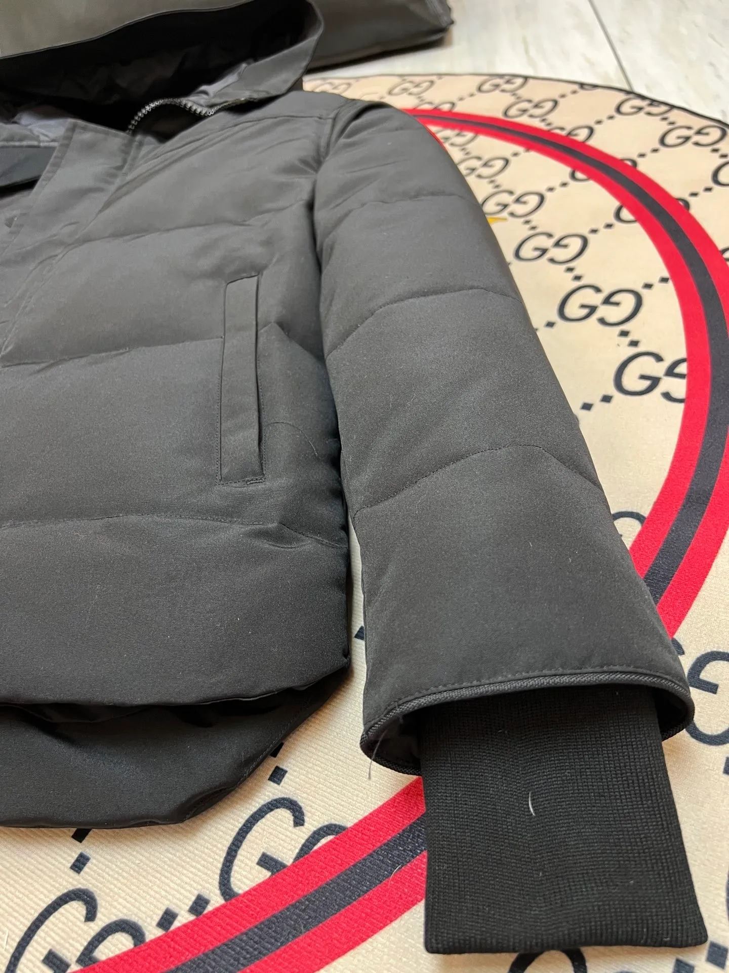 P660 counter quality 🇨🇦canada goose""🇨🇦millan parka 17 styles for men and women, short style without fur collar, chosen by Arctic and Antarctic expedition teams as winter wear, the Rolls Royce of down jackets. ➖ Industry-leading anti-counterfeiting chip sensing. ➖ Imported Behringer embroidery machines and customized embroidery labels, the highest level and industry leading. ➖ Imported Korean 21-count polyester-cotton blended original fabric, tc85 waterproof coating fabric, water-repellent, windproof and wear-resistant. ➖ The new national standard 80 white duck down is filled with an average of 520 grams of down. The amount of down filled is industry-leading. ➖ 100% nylon lon lining with double double-layer sealing design to prevent velvet running, seamless thread design on cuffs! ➖ Western Canadian Green Wolf Collar. ➖ Yoshida ykk provides original custom-made electroplated sliders. The ykk two-way lockable zipper is tight and smooth and does not peel off paint. ➖ 3m composite Velcro is durable, and all accessories and hardware are custom-made. Note: Our copywriting is only simple and clear. Instead of bragging about the copywriting, it is better to compare and understand with samples. Only for the purest, most focused, most professional, highest quality, and highest sex!